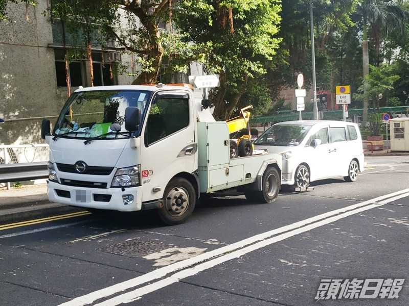 警方於行動中即時拖走6輛造成嚴重阻塞的違例停泊車輛。警方資料圖片