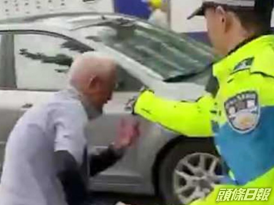 杭州民警用胡椒水噴九旬老翁眼睛,是否執法過當引發爭議。