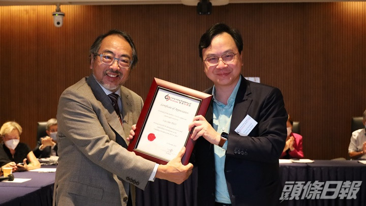 徐立之(左)卸任香港科學院院長，並由盧煜明接任。
