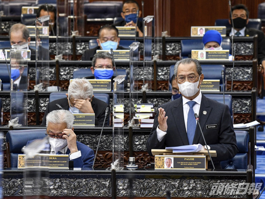 馬來西亞國會會議重開,首相穆希丁(前排右)備受朝野批評。AP圖