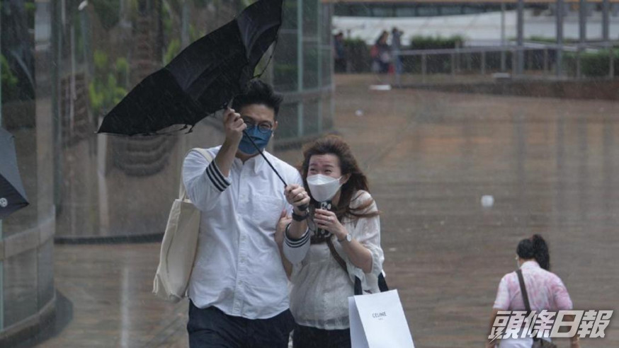 市民在風雨中外出都很狼狽。