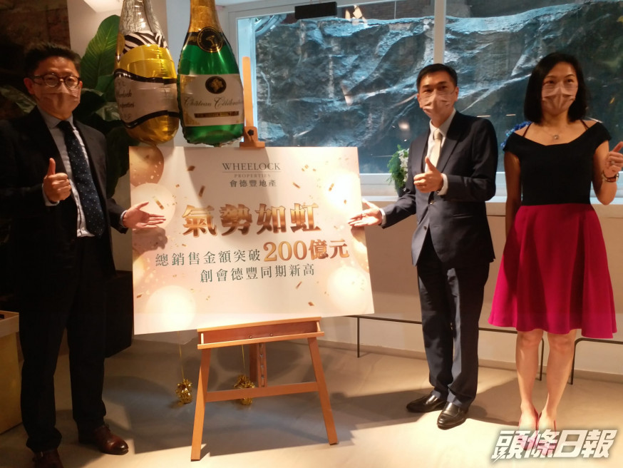 會德豐黃光耀(右二)指出,集團今年累沽1165伙 套現203億。左一為楊偉銘、右一為陳惠慈