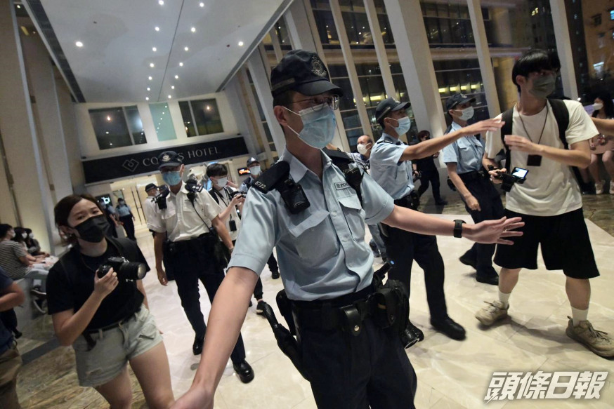 警方進入朗豪坊商場截查市民及驅散人群。