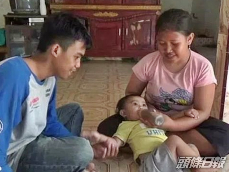 印尼一對夫婦因為貧窮,竟以咖啡代替奶粉,沖泡給只有14個月大的幼女飲用。網圖