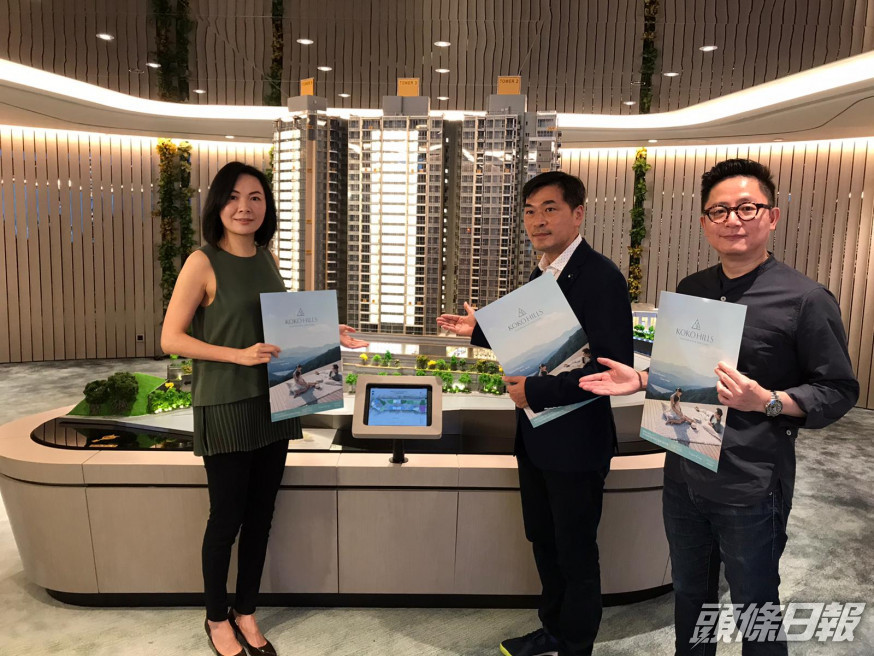 會德豐黃光耀(中)稱,KOKO HILLS於24小時內公布價單。左為陳惠慈、右為楊偉銘