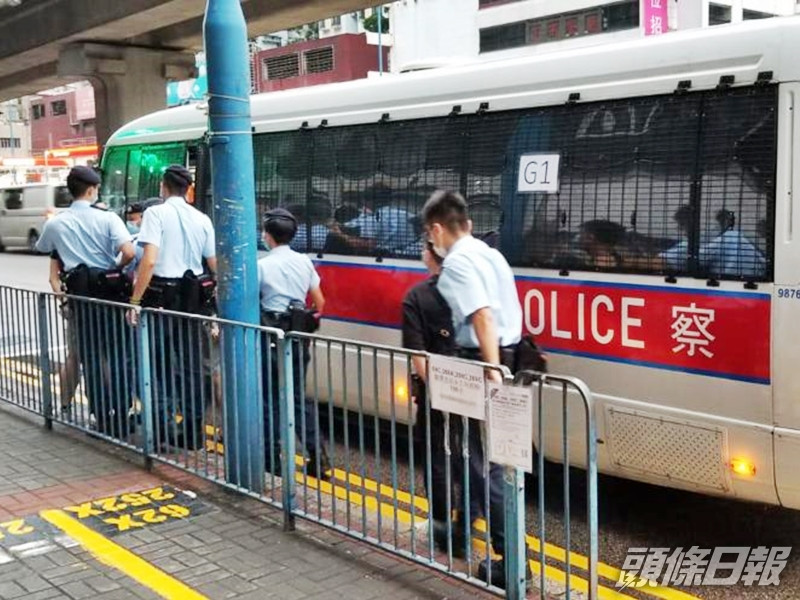 警方於觀塘搗破一間懷疑正違規營業的派對房間,行動中拘捕3人。警方圖片