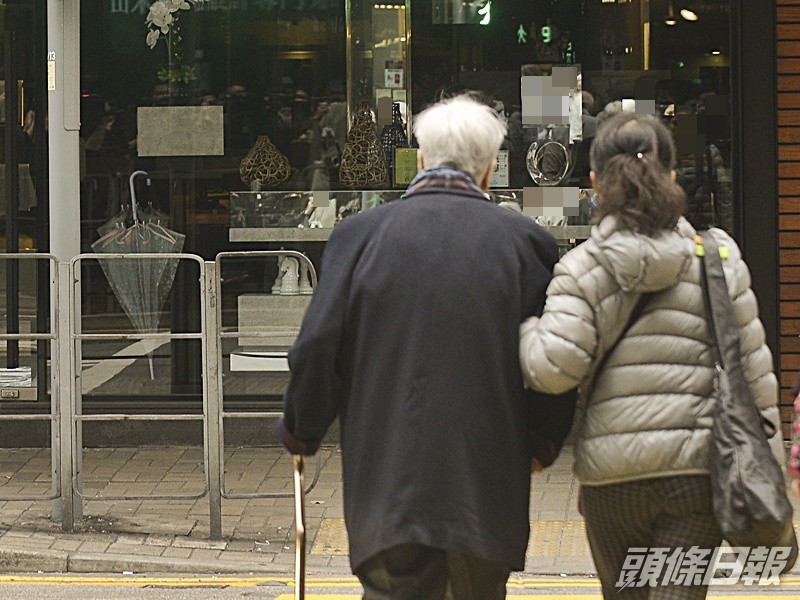 網民指見到老翁和外傭親熱(示意圖)。資料圖片