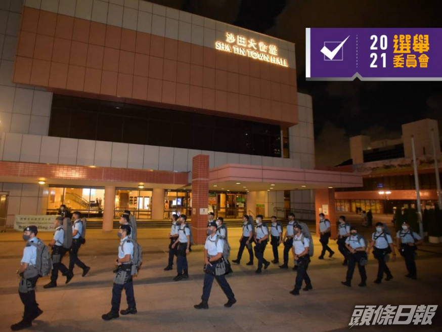 大批反恐特勤隊在沙田大會堂票站外巡邏。