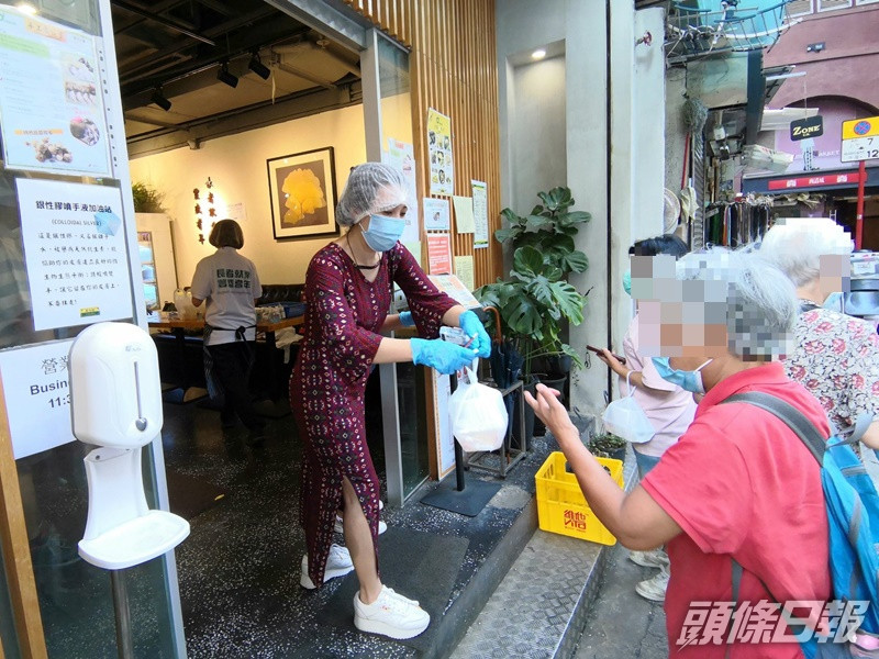婆婆腰背彎僂,但仍堅強生活。銀杏館FB