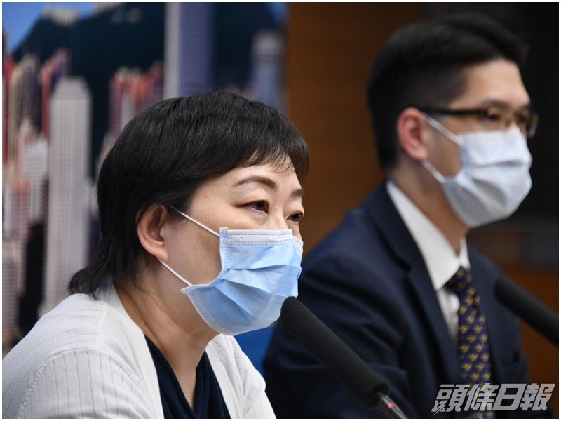 張竹君(左)指會追蹤謝思理的病人,並為他們做病毒檢測。