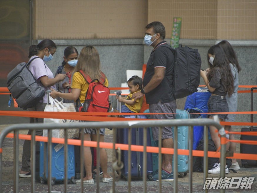 港府正研究調整已完成接種兩劑疫苗的市民檢疫日數減至7日。資料圖片