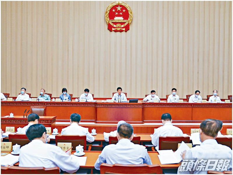 十三屆全國人大常委會第二十一次會議,在北京人民大會堂舉行第一次全體會議,栗戰書委員長主持。