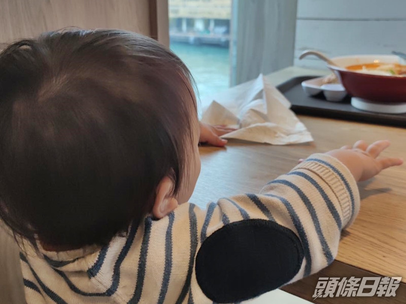 一名港媽日前與丈夫帶同一對年幼兒子外出用膳,在限聚令下必須分開坐。「生仔要考牌系列」Facebook圖片