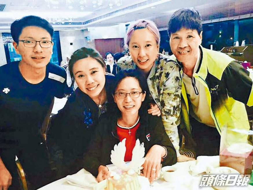 蘇慧音(右二)與母親慶祝生日,吃飯合照。