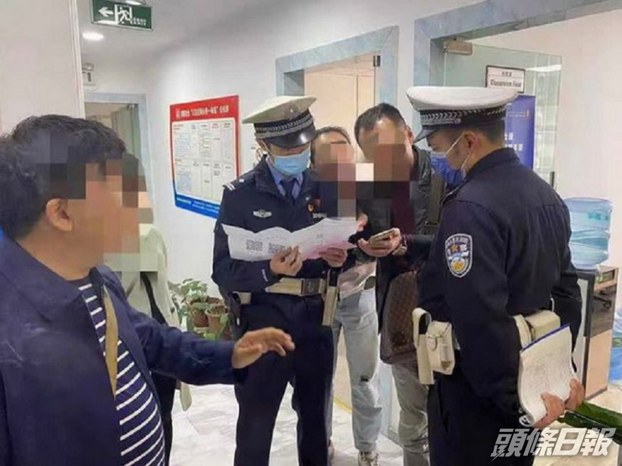 重慶有家長不滿孩子數學成績只有59分,鬧上警察局。網上圖片