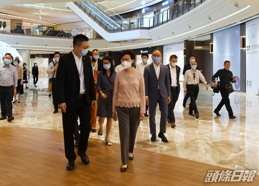 林鄭月娥在曾國衞陪同下參觀購物公園。政府新聞處圖片