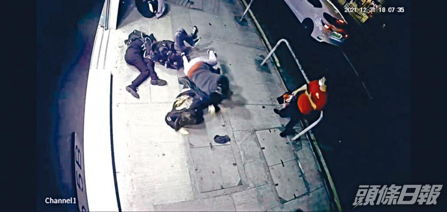 ■最新「天眼」片段可見五名途人被撞飛變「人疊人」。