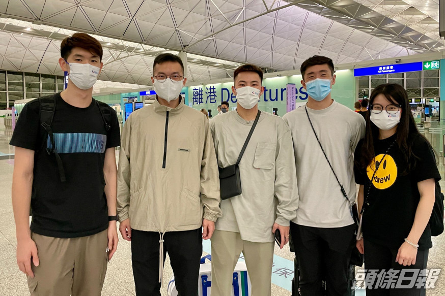 香港羽毛球隊浩浩蕩蕩出發,征戰為時兩個月的世界羽聯賽事。梁柏琛攝