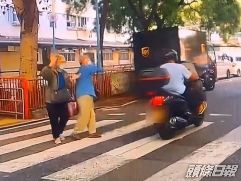 老翁向電單車司機大力揮掌表示不滿。片段截圖