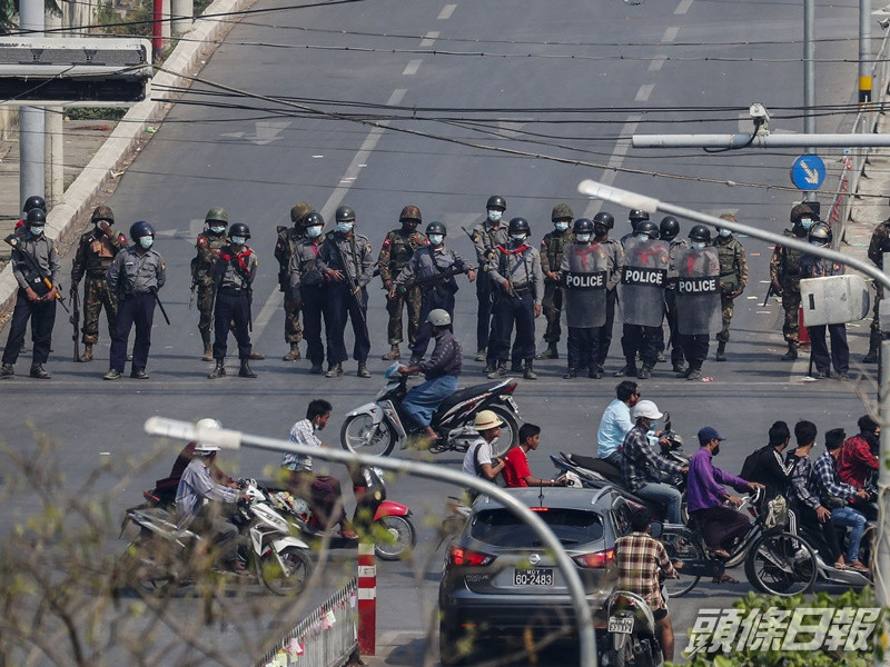 大批警員到場進行清場。AP