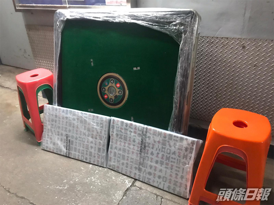 人員檢獲一張電動麻雀、兩副麻雀及小量賭款。警方圖片