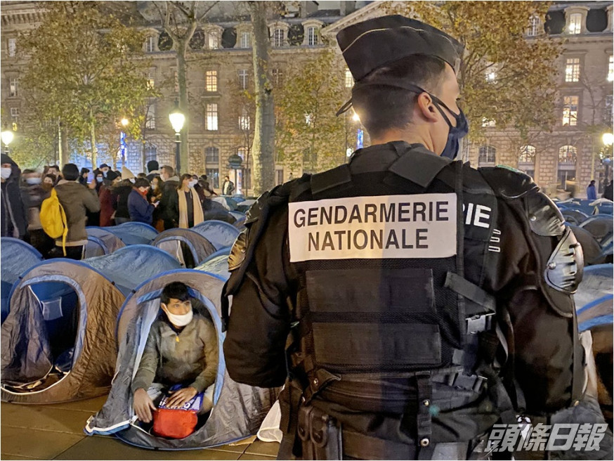 巴黎警方昨晚驅趕共和廣場內的難民。網圖
