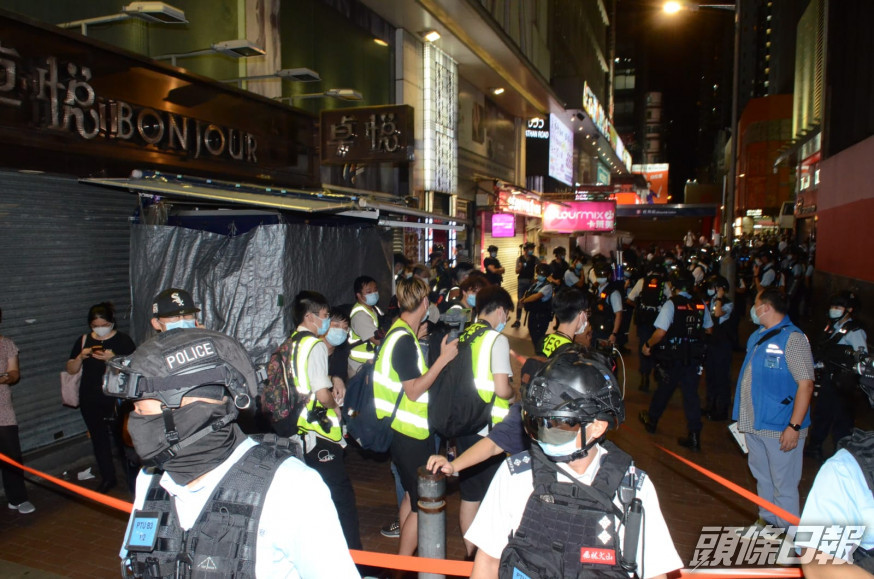 警方截查多名市民及記者。