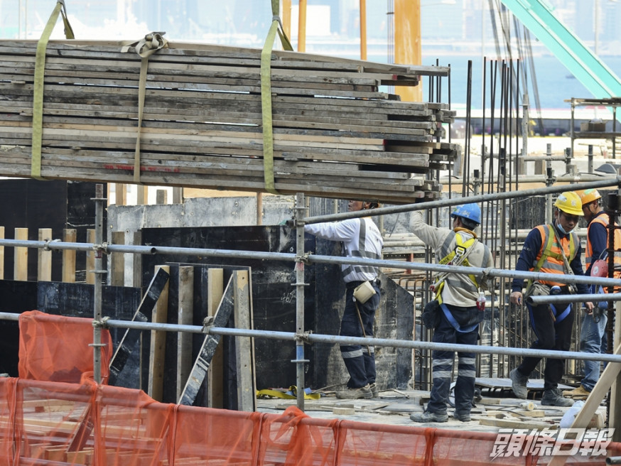 政府會繼續為全港所有建造業工地人員在三月內提供一次免費新冠肺炎自願檢測服務。資料圖片