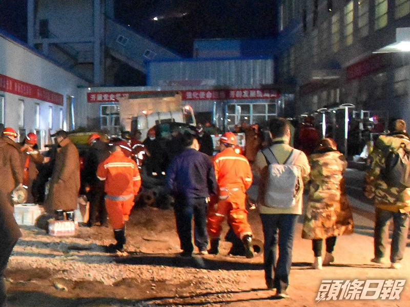 救援人員正努力將被困人士救出。新華社