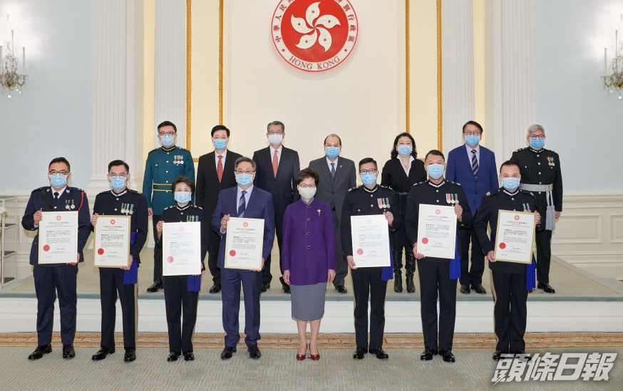 (前排左起)李桂華、簡啟恩、劉賜蕙、盧偉聰、鄧炳強、蔡展鵬和江學禮。政府新聞處圖片