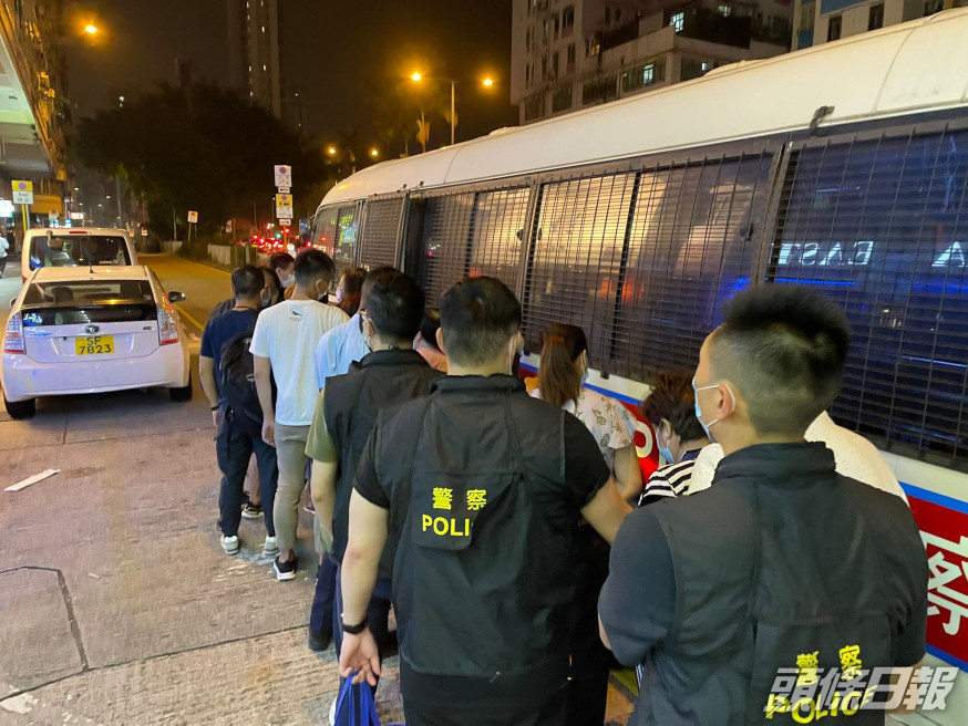 行動中,警方拘捕11名男女。警方提供圖片