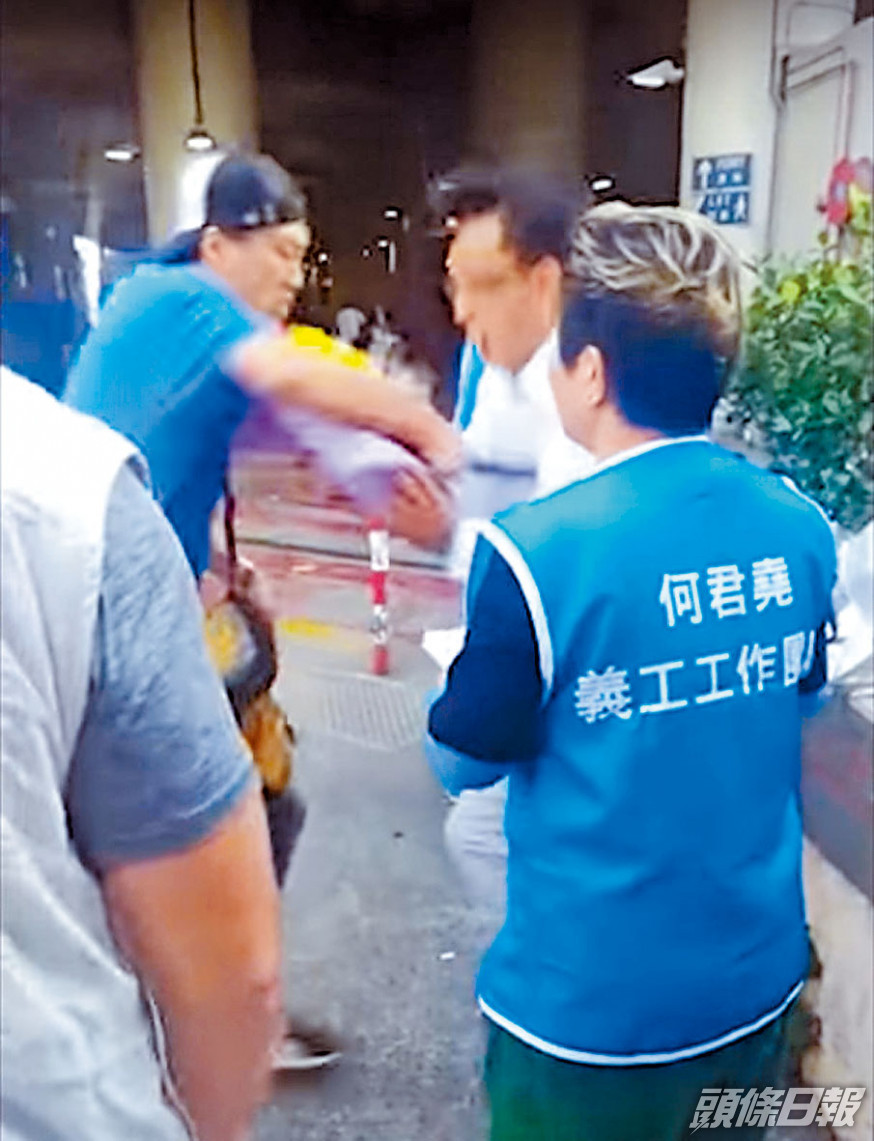 立法會議員何君堯兩年前擺街站,遭被告刀刺一刻。