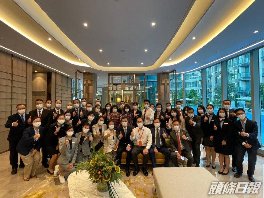 信和黃永光早前親到逸瓏灣8現樓參觀,並對同事作出鼓勵。
