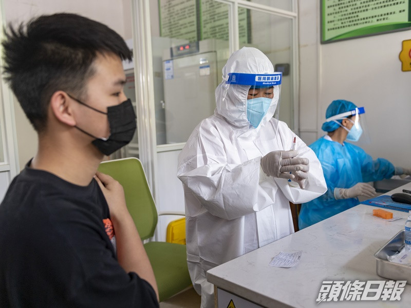 瑞麗市近日發現確診病例後,隨即啟動全民免費接種疫苗工作。新華社