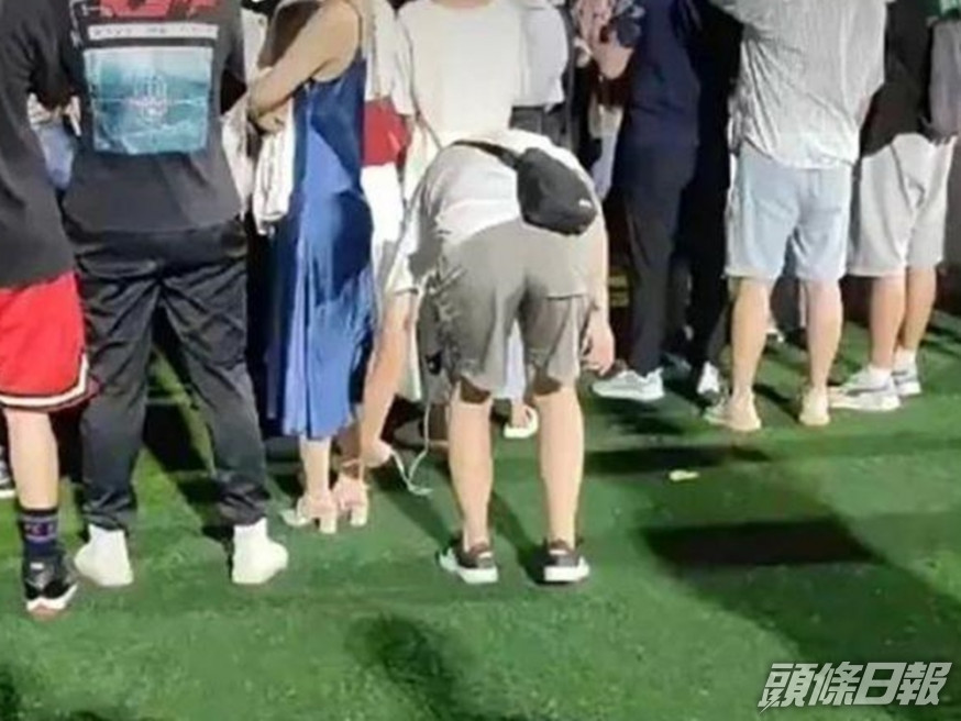 大學生偷拍女生裙底。微博網圖