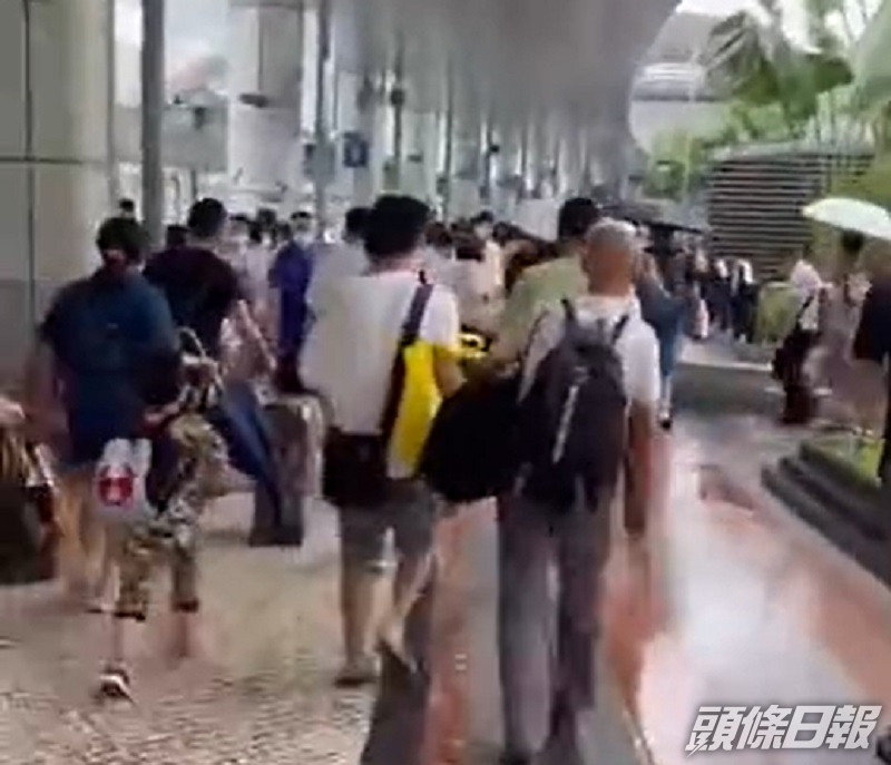 大批人湧去關口。網上圖片