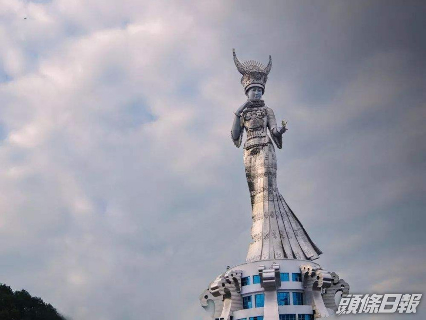世界最大苗族女神像仰阿莎耗資8600萬人民幣,貴州劍河縣的人民卻在貧困的水深火熱之中。(網圖)