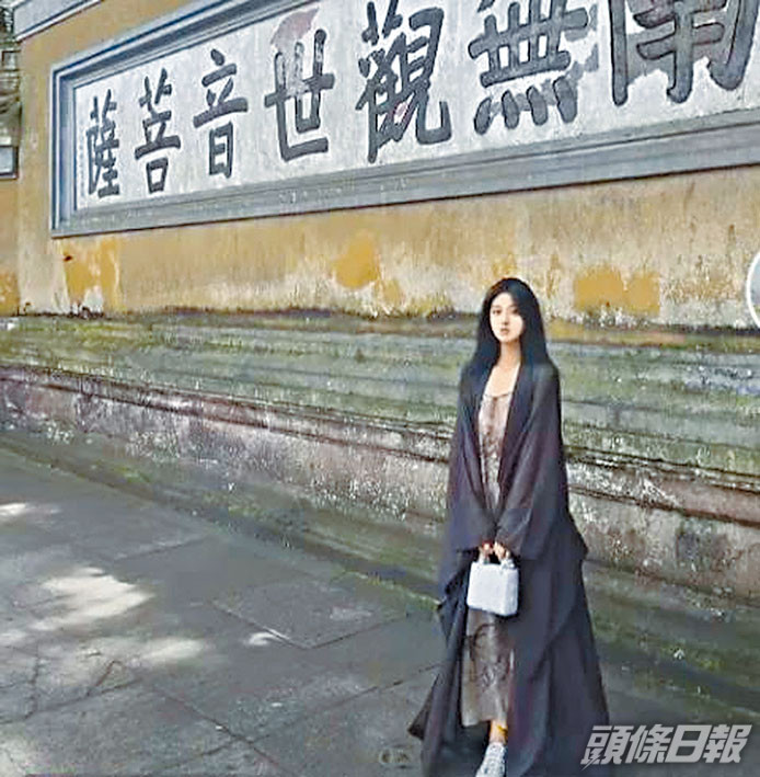 「佛媛」在寺院炫富擺拍。