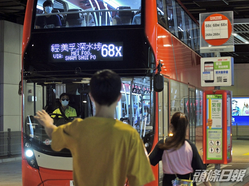 九巴指,為避免不必要的誤會,車長必要時可詢問站在落車門附近的乘客是否需要落車。資料圖片