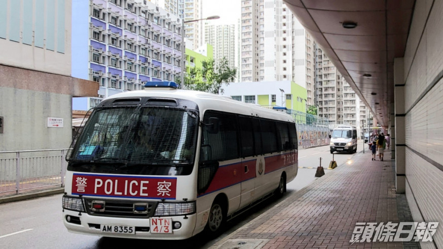 警方當日在富塘樓外拘捕數人涉嫌藏有攻擊性武器。資料圖片
