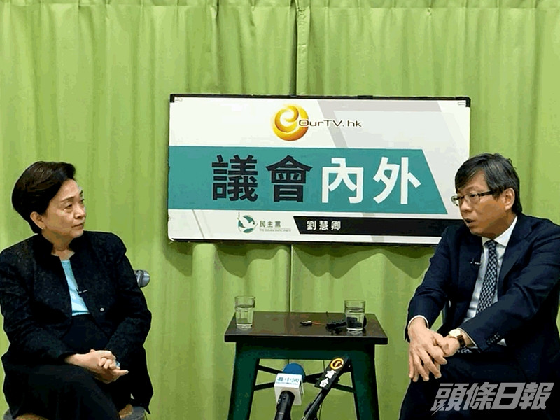 香港律師會理事林洋鋐(右)接受民主黨前主席劉慧卿(左)訪問。直播截圖