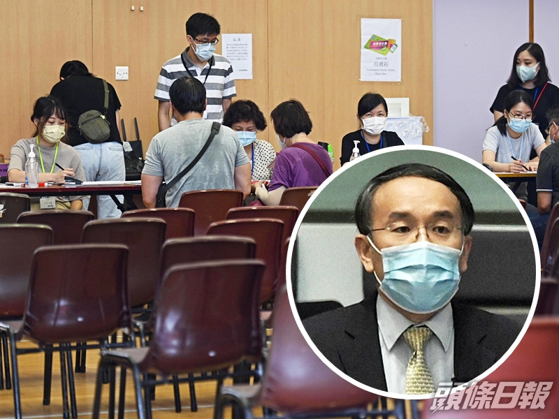 財經事務及庫務局局長許正宇(小圖)承認,消費券計劃在執行、準備及安排上不夠妥貼,對長者要舟車勞頓感到抱歉。資料圖片