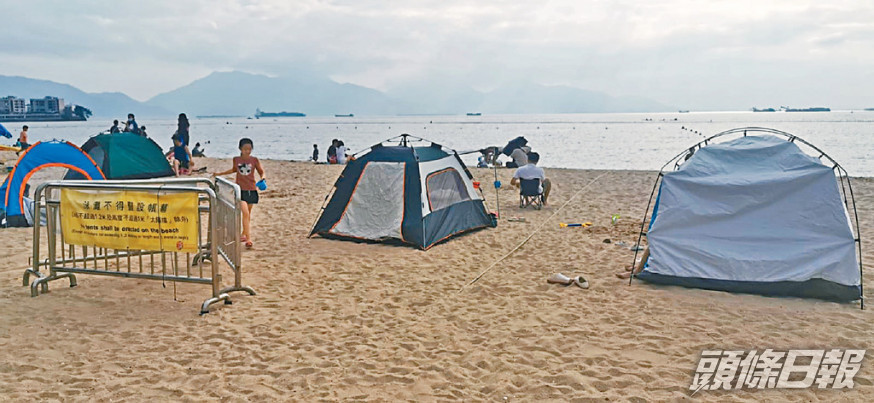 現時不少人到泳灘消遣，會架設太陽擋，繞過不可豎設帳篷規定。