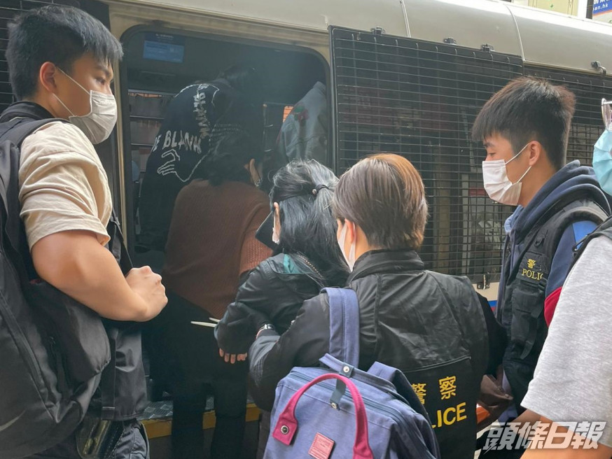 警員亦向該12名被捕人士發出定額罰款通知書。