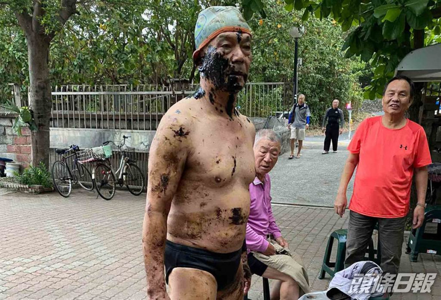 西子灣多名游泳民眾上岸後滿身油污。網上圖片