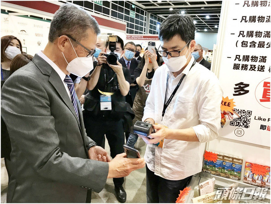 陳茂波(左)指政府正全方位推進電子消費券計畫。網圖