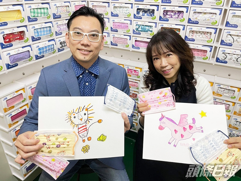 活動發起人、安國國際有限公司董事鍾敬國(左),透過Lifewire邀請3位罕見病小戰士創作口罩圖案,並印製成 口罩義賣,幫助有需要人士。Facebook圖片