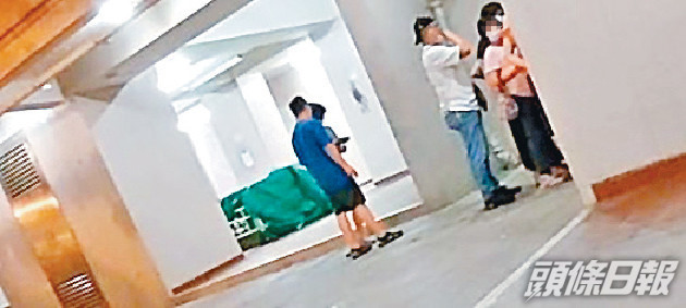 疑似「天文台」男子,監視附近行人。本報記者攝