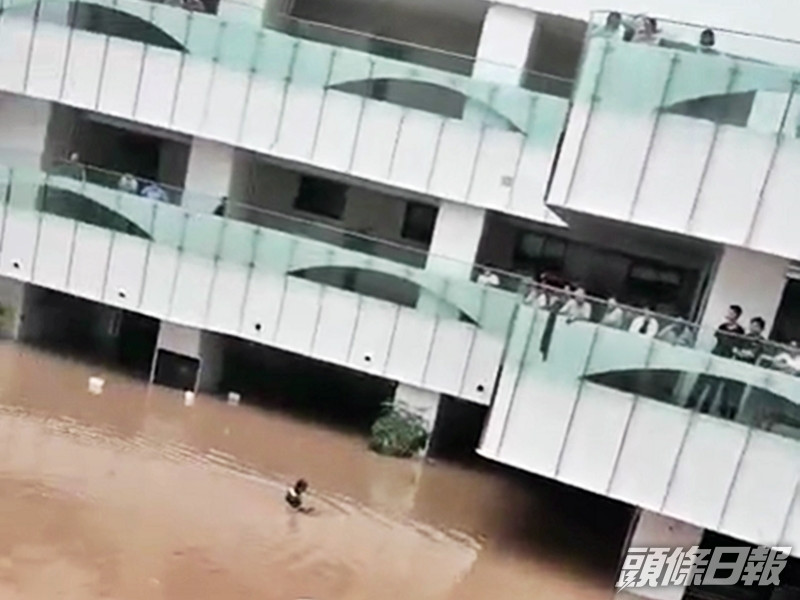 鄭州阜外華中心血管病醫院因積水未退而被困。網圖