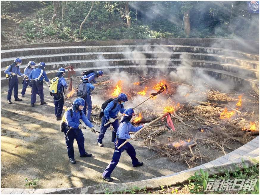 演習中,民安隊隊員協助撲滅山火。